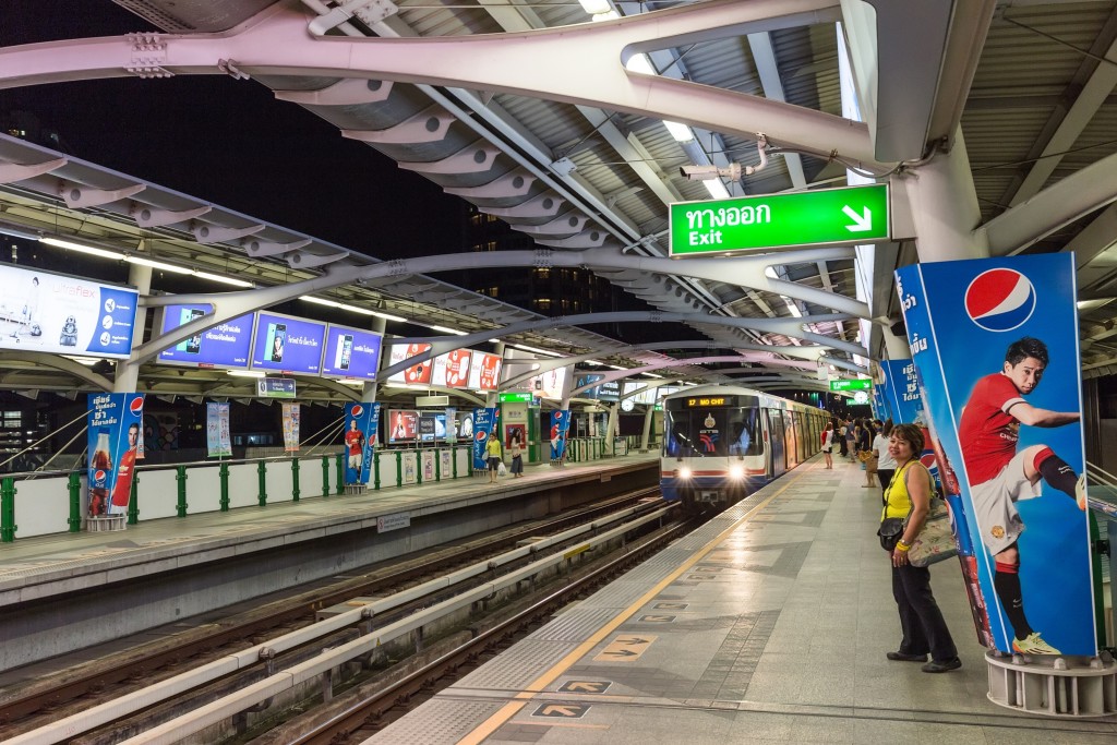 BANGKOK, THAILAND, JANUARY 12, 2015: Passengers waiting for the Bangkok Mass Transit System (BTS) public skytrain at the Thong Lor station , Bangkok, Thailand
