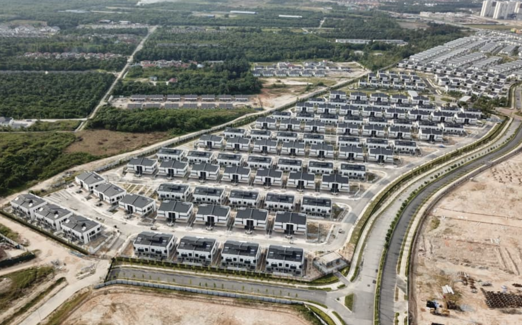 Located within the 863-acre self-contained township of Tropicana Aman, Dalia Residences comprises semi-d, bungalows, and zero-lot bungalows.