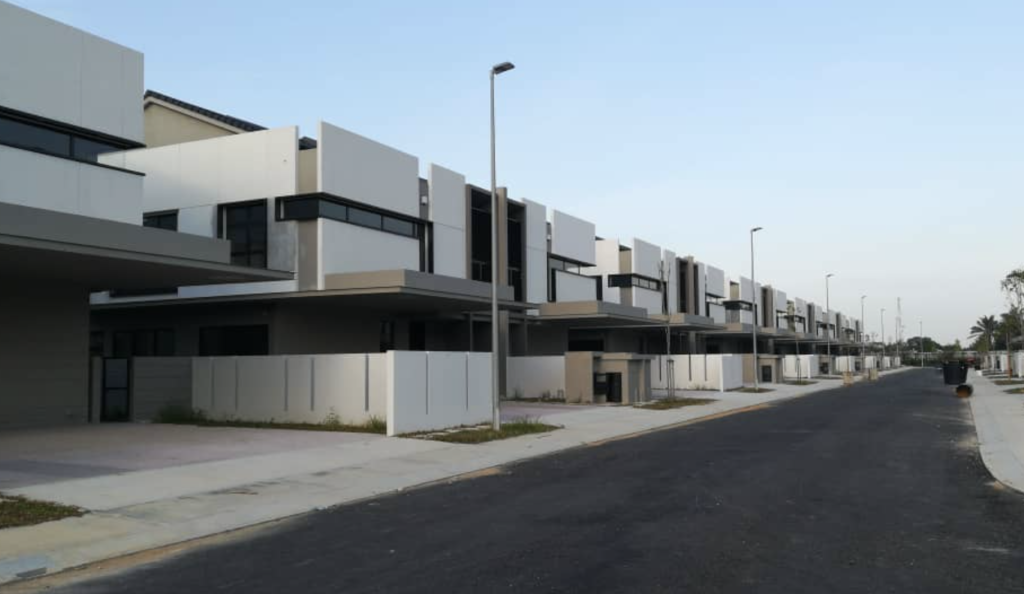 Located within the 863-acre self-contained township of Tropicana Aman, Dalia Residences comprises semi-d, bungalows, and zero-lot bungalows.