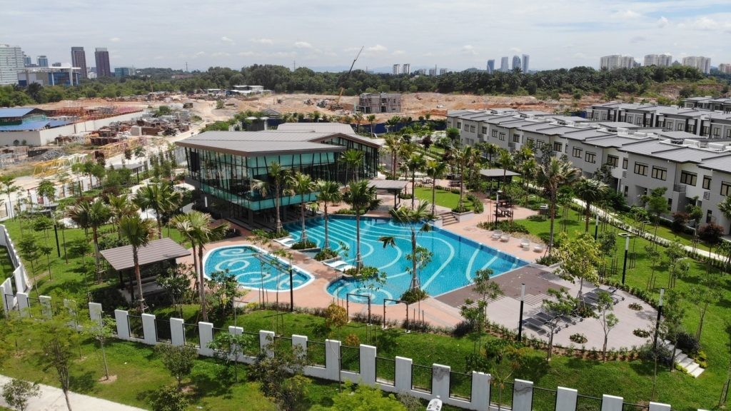 Maple Residence features 8 acres of green landscaping and a 3.97-acre central park