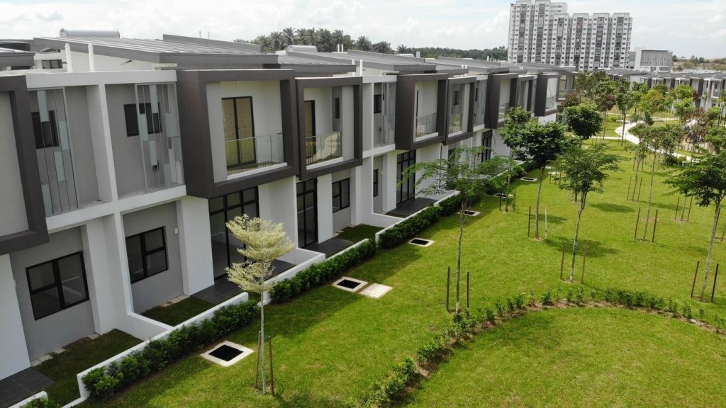 The homes at Maple Residence come in a selection of spacious layouts, and each type is further differentiated into an intermediate, corner and end-lot units.