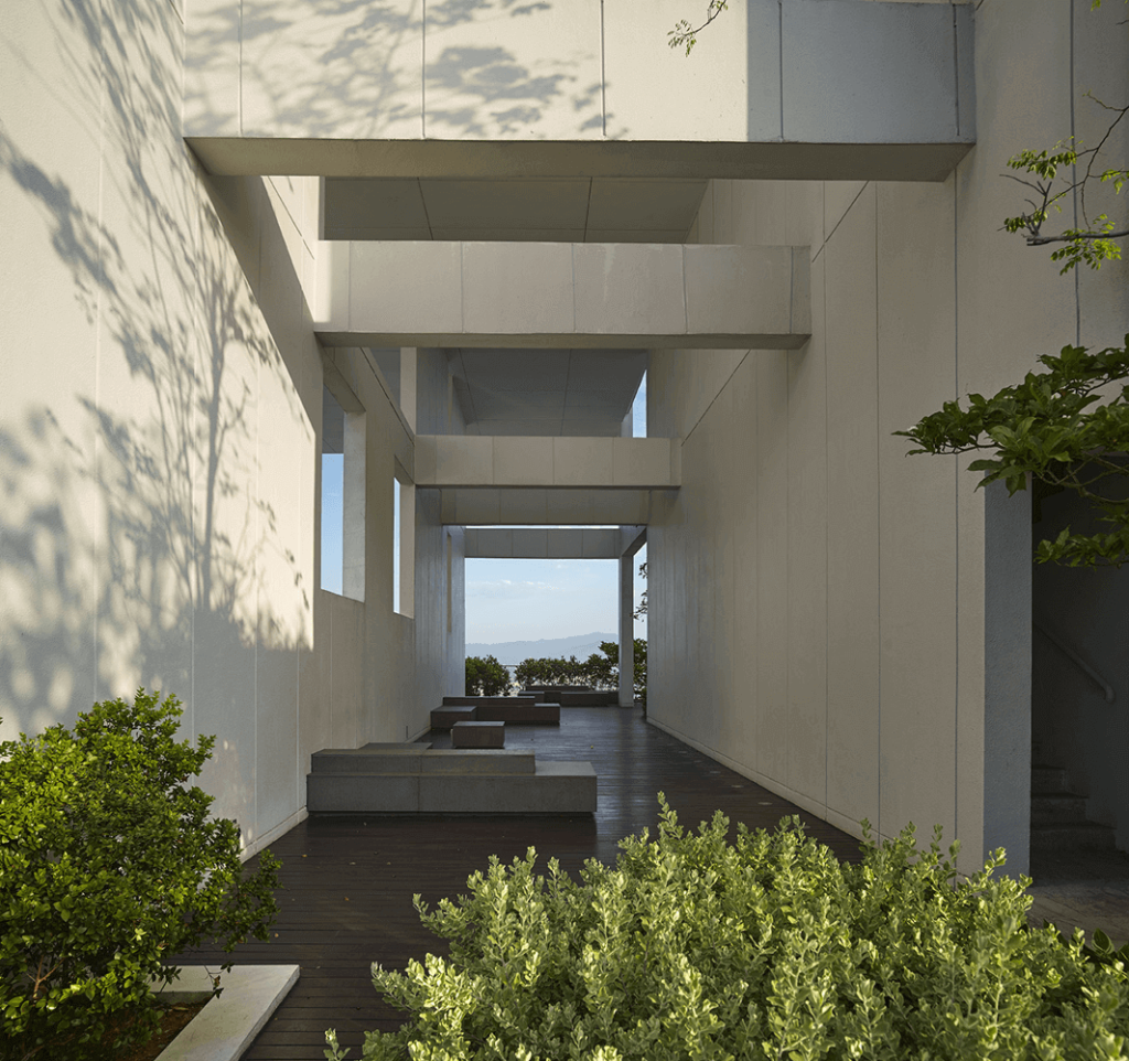 . Icon Residence was conceived to capture the romance and fantasies of renowned Mediterranean architecture but keeping the simplicity of modern architecture. 