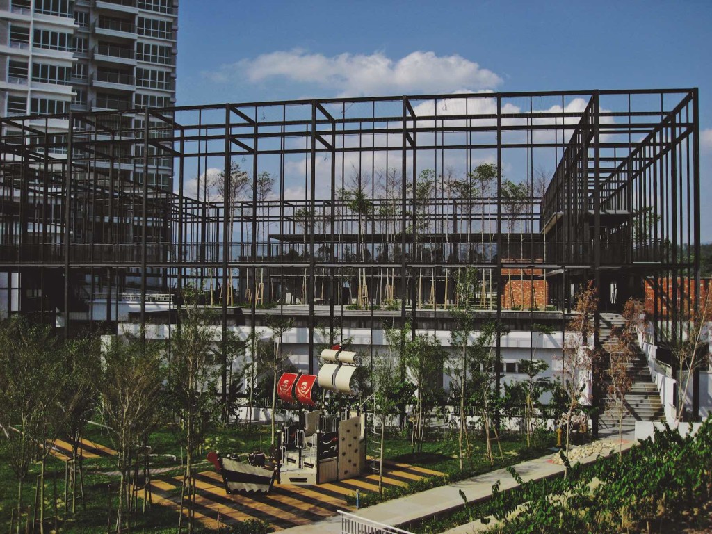  It comprises a 36 storey tower, two low rise blocks of 10 and 11 storeys each and a central plaza which also houses a conservatory.