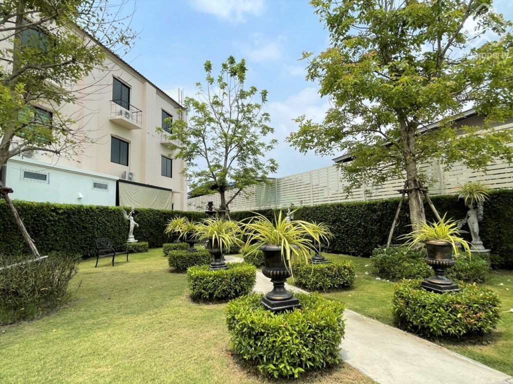 The-Eiffel-Ramkhamhaeng-Mistine-facilityS__2957431