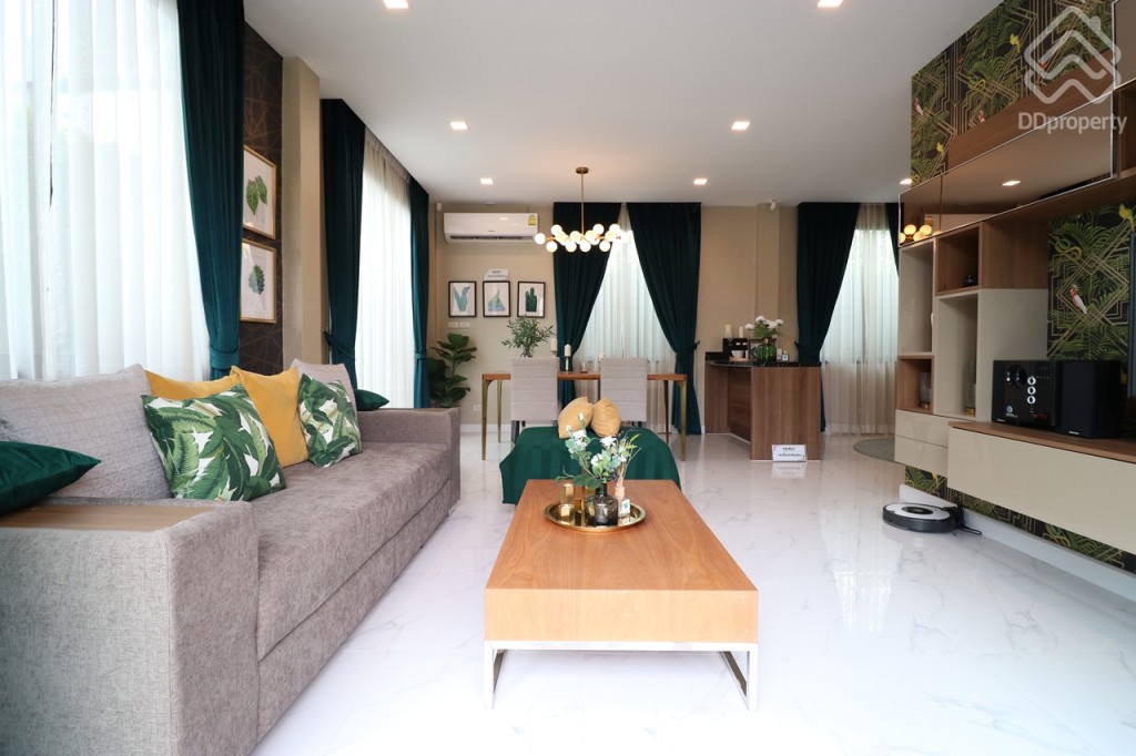 The-Rux-Ramintra-Hathairat-home2