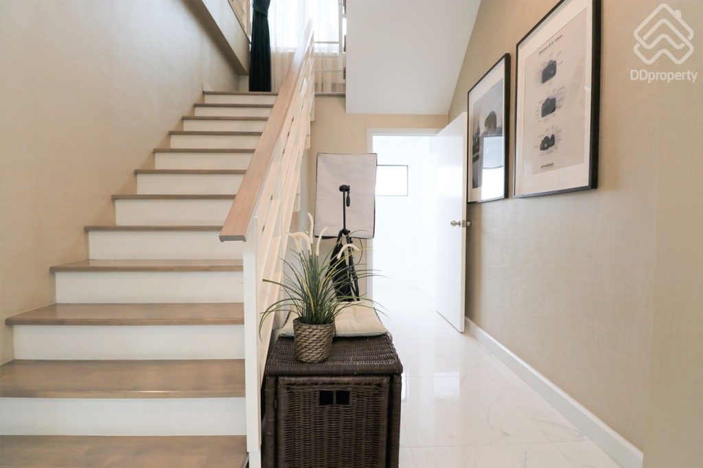 The-Rux-Ramintra-Hathairat-home5