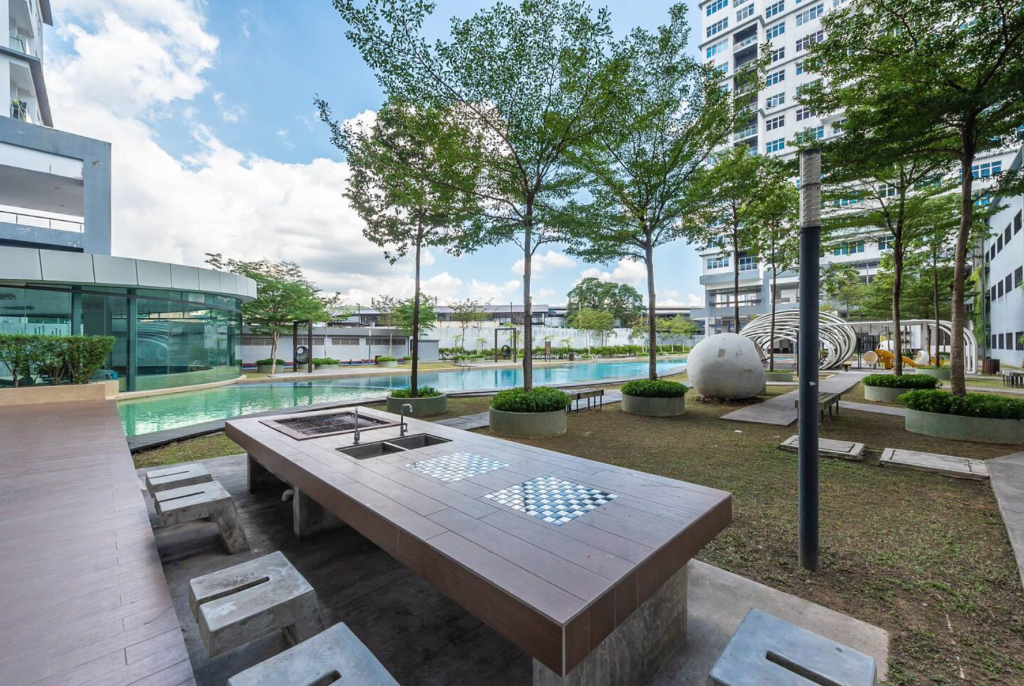 Unit layouts are functional and practical, offering 1, 2 or 3 bedrooms with either the city view, or the view of the stylish facilities deck.