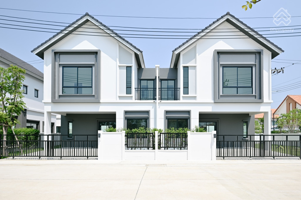 Britania-Praksa-Station-Review_Brightling-1