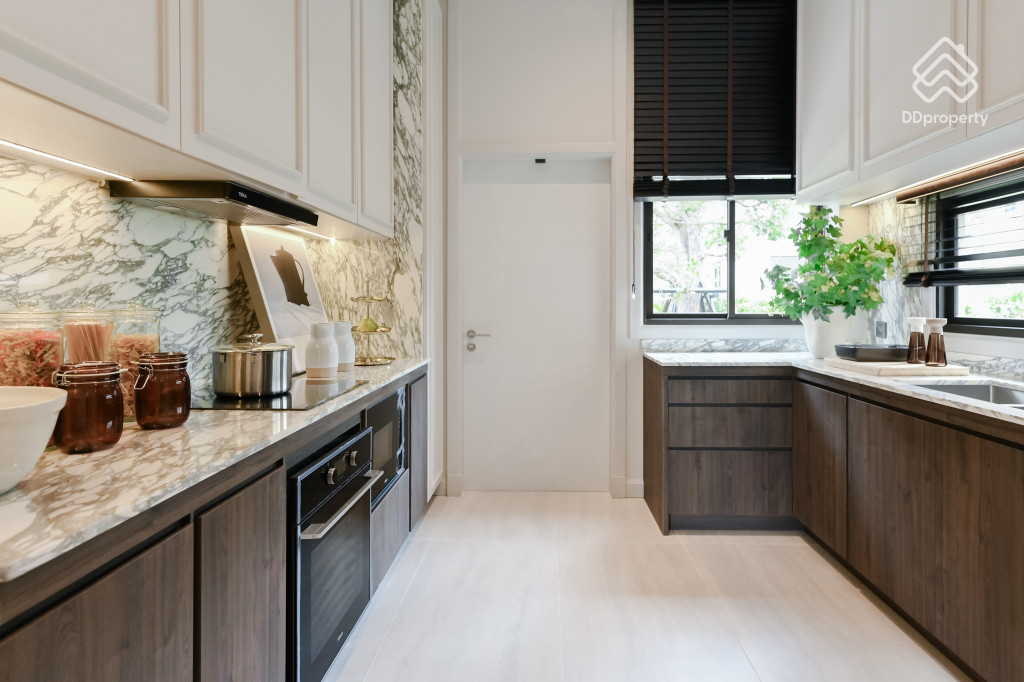 Grand-Bangkok-Boulevard-Pinklao-Borom-Aldhelm_20