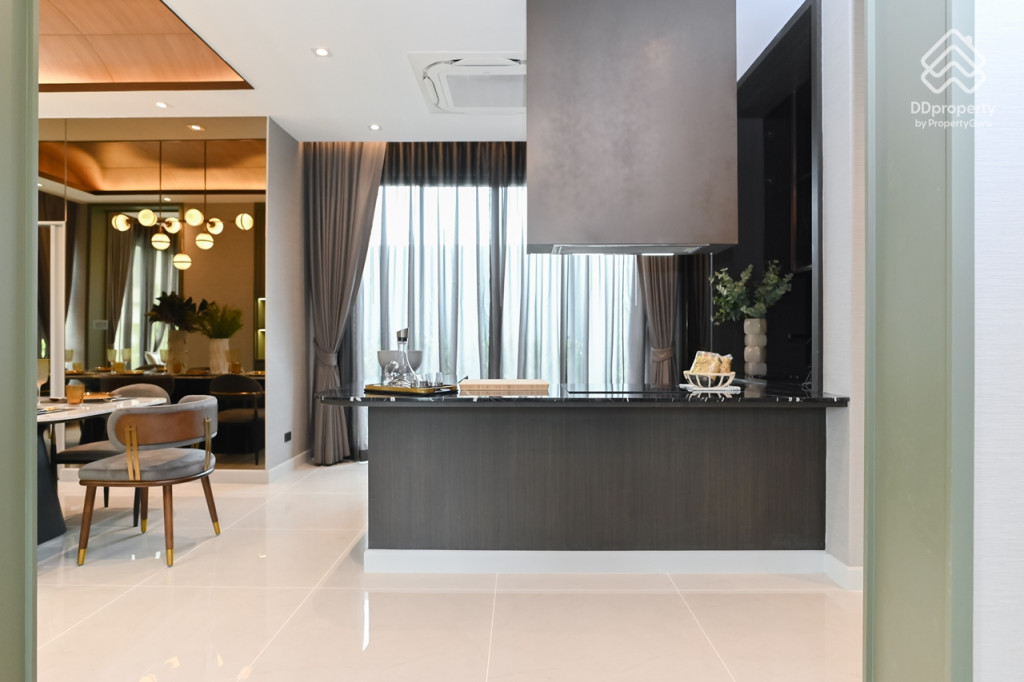 Bangkok-Boulevard-Borom-Sai-4-Review-COLOSSAL_13