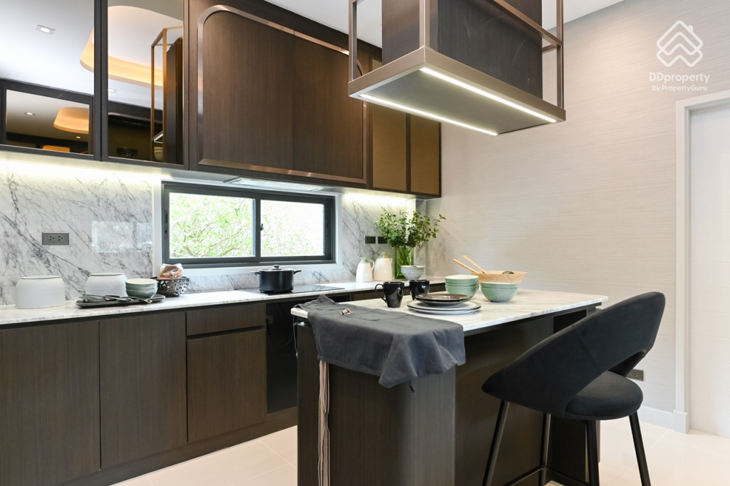 Bangkok-Boulevard-Borom-Sai-4-Review-COLOSSAL_24