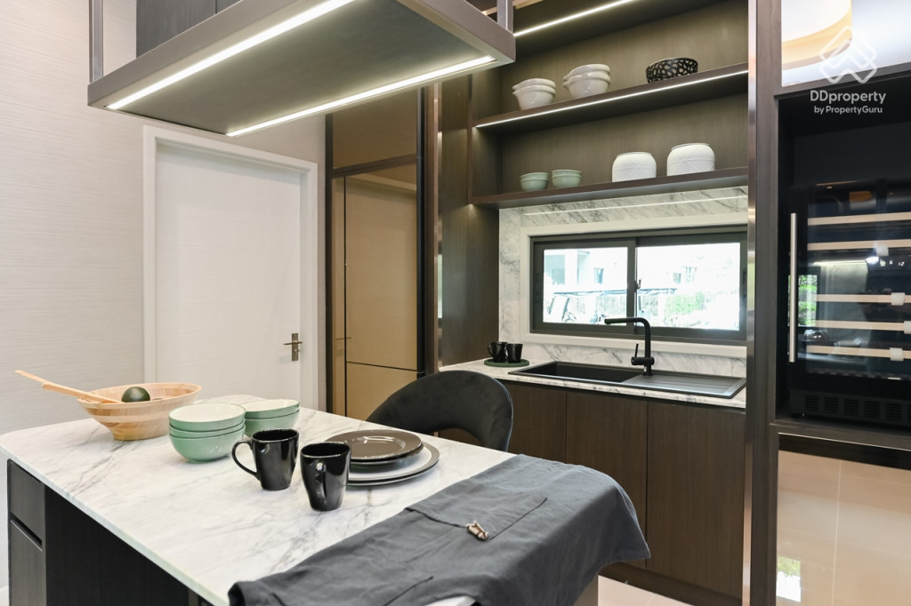 Bangkok-Boulevard-Borom-Sai-4-Review-COLOSSAL_25