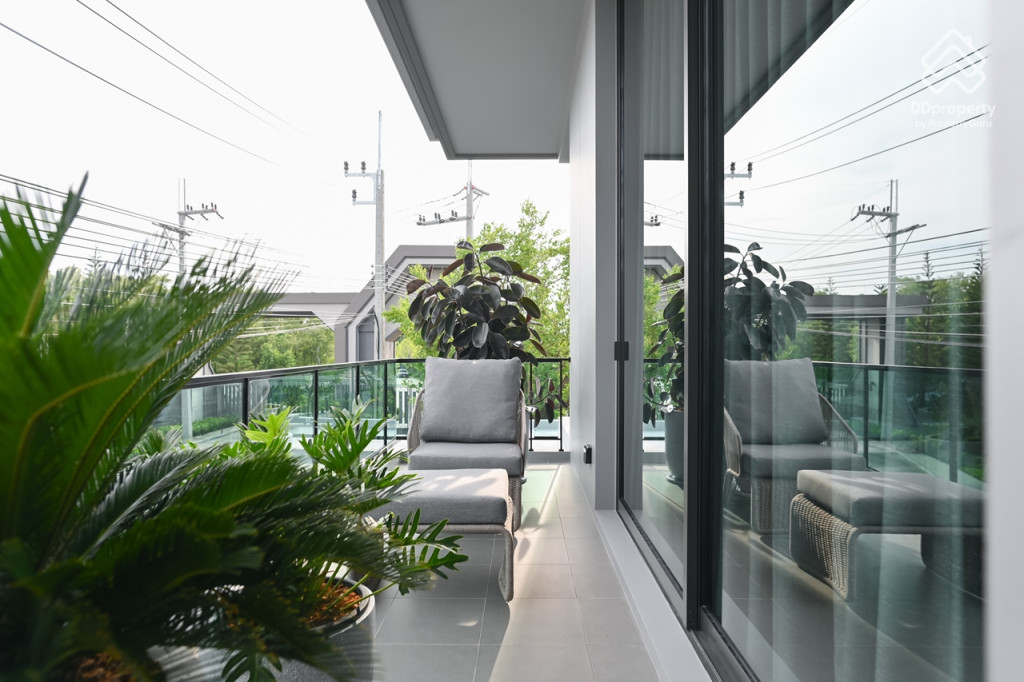 Bangkok-Boulevard-Borom-Sai-4-Review-COLOSSAL_34