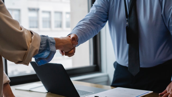 Tahap akhir mengurus AJB adalah penandatanganan yang disaksikan oleh PPAT. (Foto: Pexels-Sora Shimazaki)