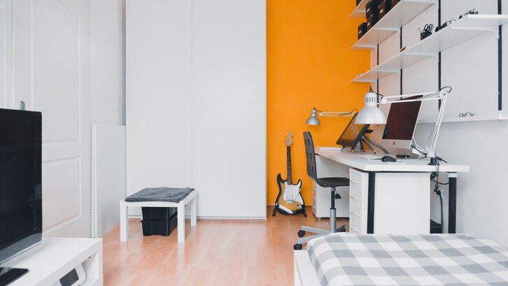 Kombinasi unik dinding kuning dengan furnitur abu-abu. (Foto: Norbert Levajsics-Unsplash)