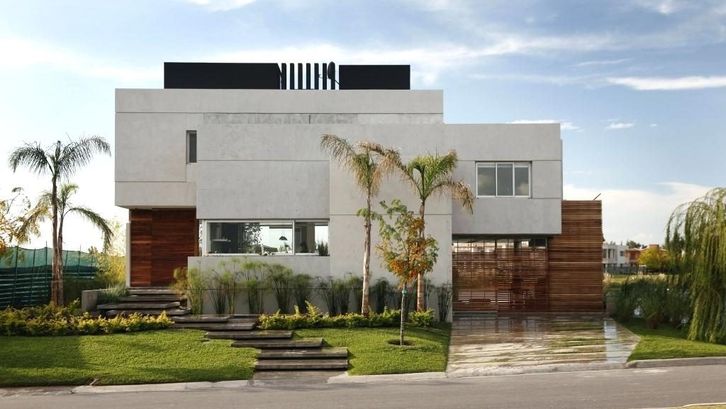 Rumah tingkat minimalis dengan taman membuat rumah terlihat asri. (Foto: Agenceoneheart.com)