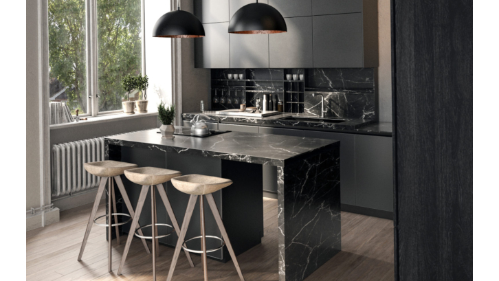 Sleek namun mewah dan berkelas adalah kesan yang dihasilkan dari dapur kecil bernuansa hitam minimalis. (Foto: Melbourne Kitchens)