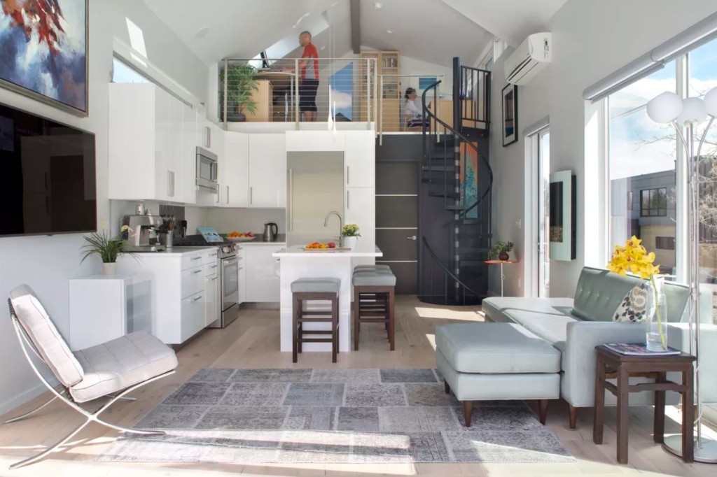 Ruang terbuka ini memberi kesan rileks dan Anda semakin betah di rumah kecil. (Foto: Curbed)