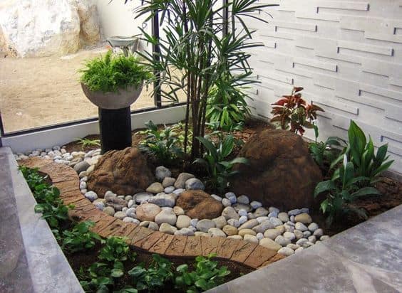 Lahan kecil dapat dimanfaatkan untuk taman mini yang akan membuat rumah Anda semakin nyaman. (Foto: Homesthetics)