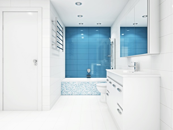 Statement wall pada rumah minimalis sederhana bisa didapat melalui penggunaan wallpaper hingga material berbeda. (Foto: Whobathroomwarehouse.com.au)