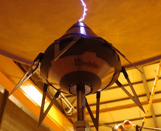 Penangkal petir elektrostatis bekerja aktif untuk menangkap energi listrik dari petir. (Foto: Indelec.com)
