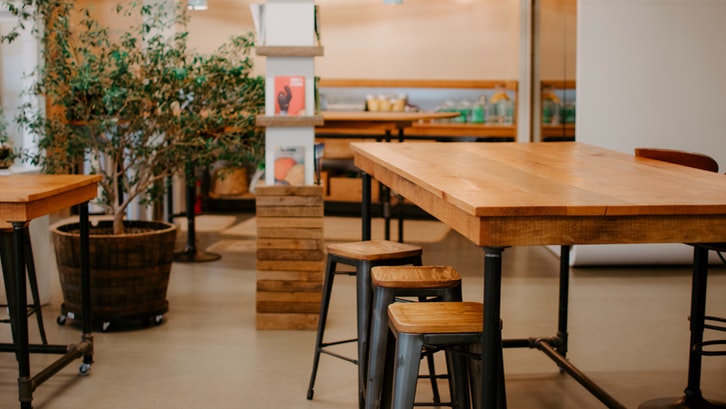 Kombinasi kayu dan metal atau besi di ruang makan sebagai gaya industrial. (Foto: Andrea Davis from Pexels)