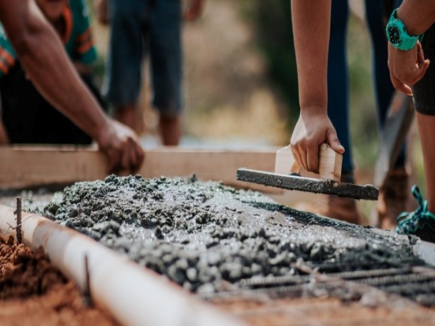 Pilih batu bata yang berkualitas agar hunian kuat dan tidak mudah rusak. (Foto: Pexels)