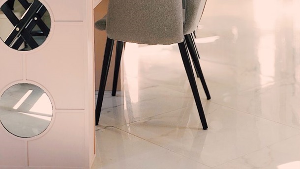 Permukaan ubin granit sangat mengkilap seperti kaca sehingga memberikan kesan mewah, kuat, dan dingin. (Foto: Pexels)