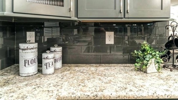 Ubin kaca memiliki keindahan tersendiri yang sangat cocok dijadikan sebagai elemen dekoratif karena memiliki warna transparan dan unik. (Foto: Neriummlm.com)