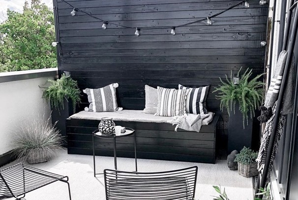 Hitam - putih yang cocok untuk gaya minimalis, termasuk teras. (Foto: instagram @hejmelig)