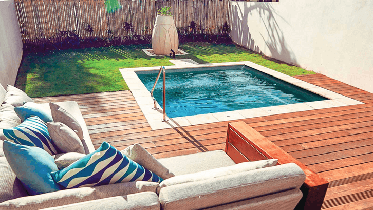 Lap pool menjadi pemanis di halaman yang mungil. (Sumber: Leisurepoolsusa.com)