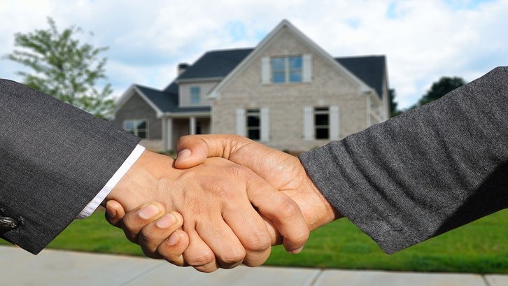 Pastikan Anda mengurus transaksi keuangan sendiri meskipun beli rumah lewat agen properti. (Foto: Pixabay)