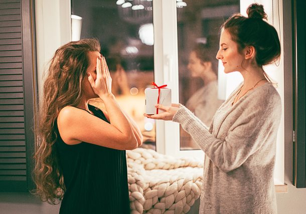 Fungsi bridal shower adalah untuk memberikan ucapan selamat, bersenang-senang, dan menghabiskan waktu bersama sebelum si calon pengantin resmi menikah. (Foto: Pexels)