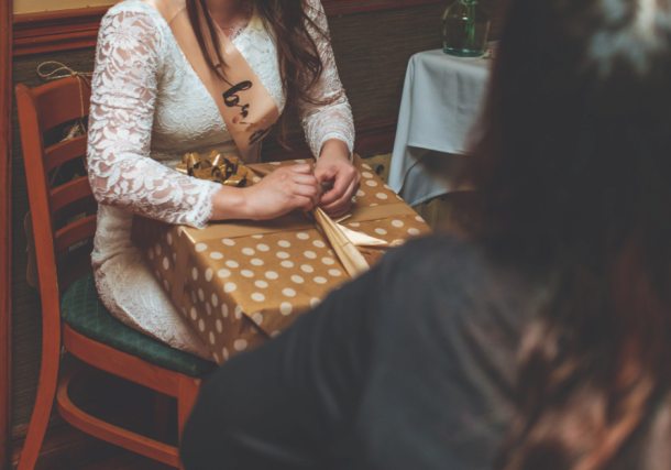 Di Indonesia, perayaan bridal shower biasanya dipersiapkan oleh para sahabat calon pengantin. (Foto: Pexels)