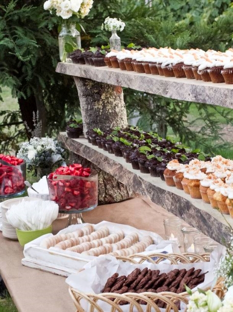 Dessert bar yang terbuat dari batang kayu terlihat sangat rustic. (Foto: elegantweddinginvites.com)