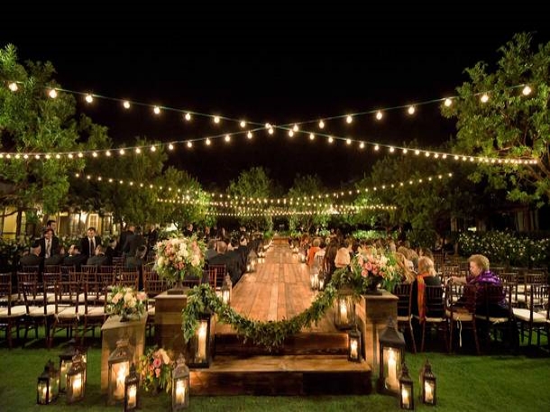 Konsep rustic wedding outdoor dengan bola-bola lampu yang menerangi venue. (Foto: clbxg.com)