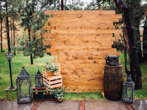 Inspirasi photo booth bergaya rustic dengan latar belakang kayu dan aksesori vintage. (Foto: shutterfly.com)