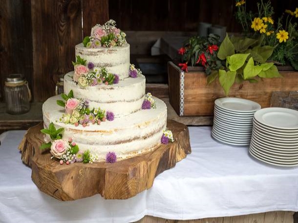 Kue crumb coat cocok untuk pesta pernikahan bergaya rustic. (Foto: shutterfly.com)
