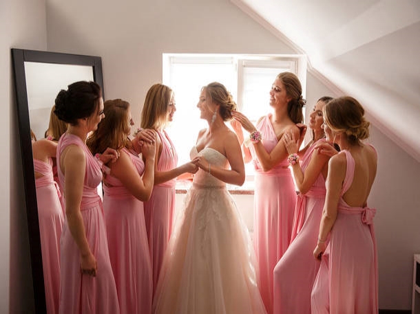 Inspirasi rustic wedding dengan sentuhan warna pastel pada busana para bridesmaid. (Foto: shutterfly.com)