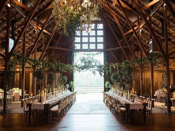 Rustic wedding di dalam ruangan juga bisa menjadi pilihan Anda. (Foto: townandcountrymag.com)