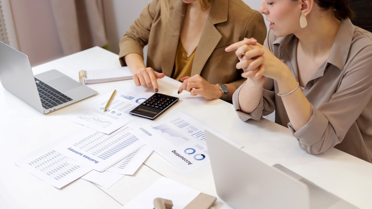 Peluang usaha baru financial advisor. (Foto: Artem Podrez/Pexels)