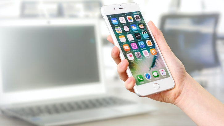 Berjualan pulsa dan paket internet menghasilkan keuntungan yang tidak sedikit. (Foto: PhotoMIX Company/Pexels)