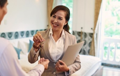 A property agent handing keys to her client