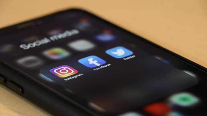 Caption: Admin sosial media adalah salah satu bentuk usaha yang sangat populer. (Foto: Unsplash)