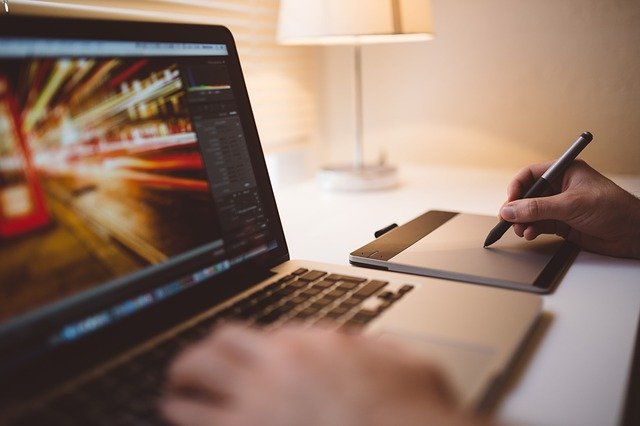 Ada banyak kursus yang bisa Anda ikuti dan dilakukan secara daring (Foto: Pixabay)