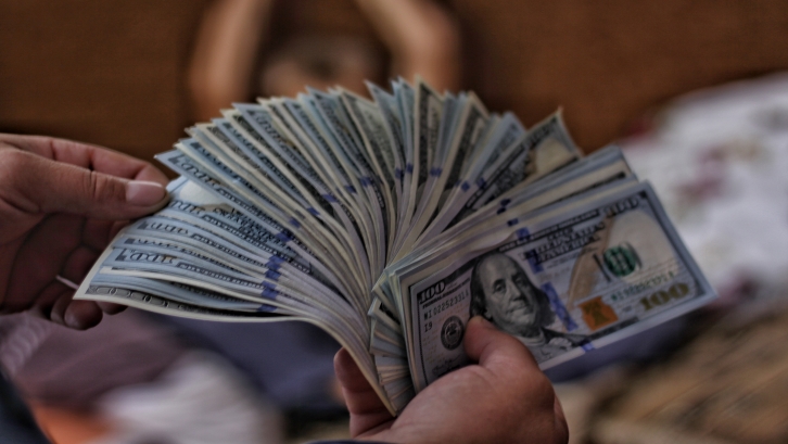 Cek saldo BPJSTK dapat dilakukan melalui situs resmi BPJSTK dan aplikasi resmi BPJSTKU. (Foto: Unsplash)