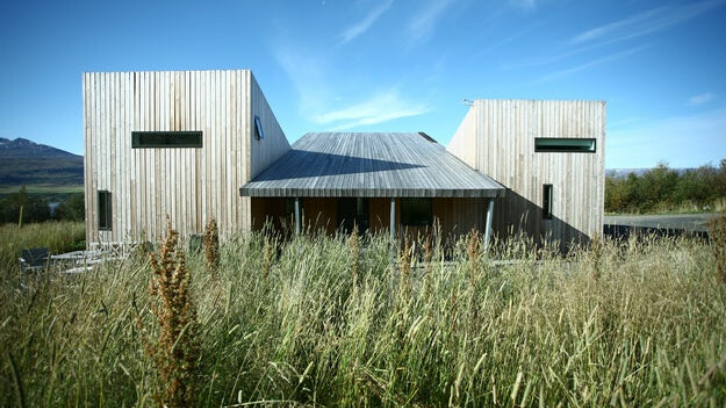 Islandia juga banyak terdapat rumah kayu dengan desain yang minimalis dan artistik. (Foto: Architizer)