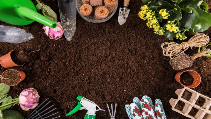 Gunakan alat dan bahan sederhana yang ada di rumah untuk membuat kompos. (Foto: Freepik)