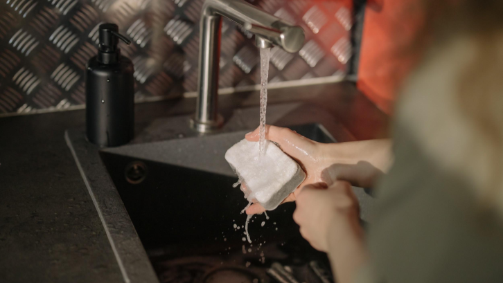 Lemon, jeruk nipis, dan buah yang mengandung asam nitrat dapat dijadikan bahan alami sebagai salah satu cara membuat sabun cuci piring. (Sumber: Pexels.com)