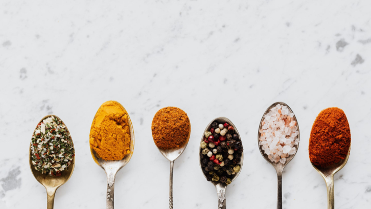 Bahan alami disekitar rumah seperti garam, cuka, dan baking soda adalah beberapa bahan alami untuk cara membuat sabun cuci piring. (Sumber: Pexels.com)